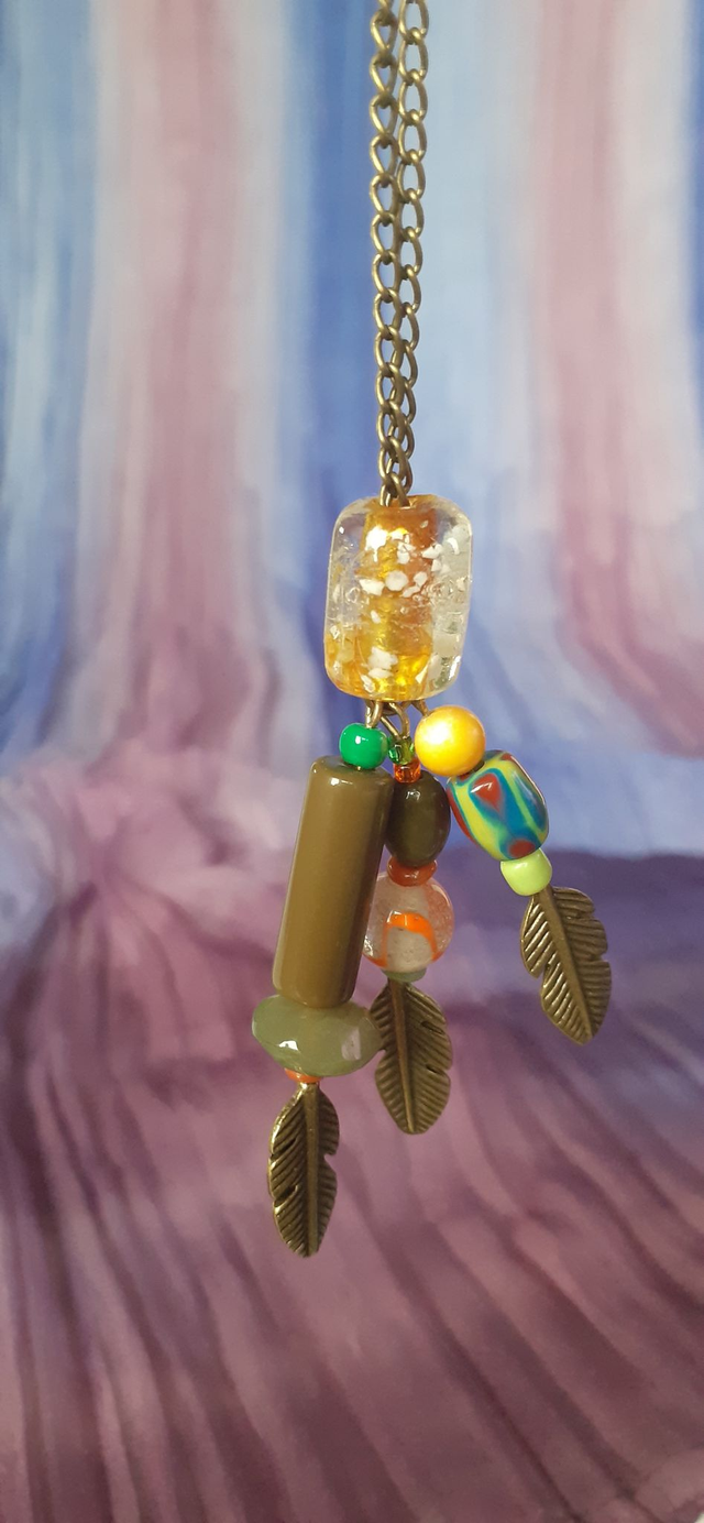 Hint Collier Sautoir avec pendentif breloque plume et perles vert kaki