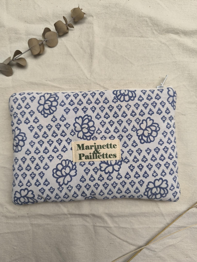 Pochette upcyclée - à motifs bleus 