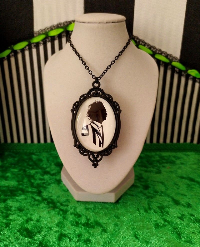 Collier pendentif lumineux silhouette de Beetlejuice
