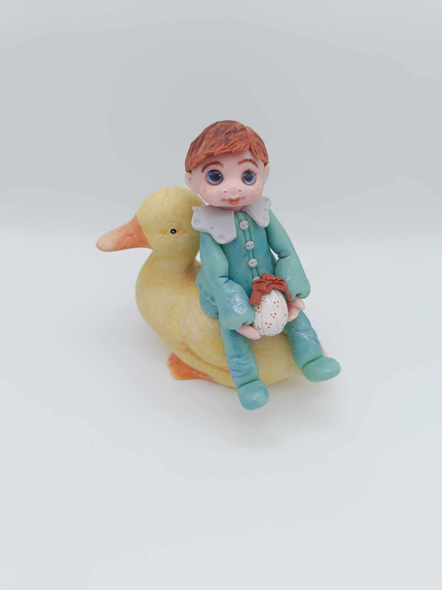 Petit garçon en porcelaine froide sur canard