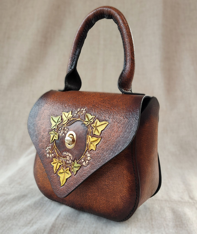 Sac à main motif Art nouveau en cuir repoussé