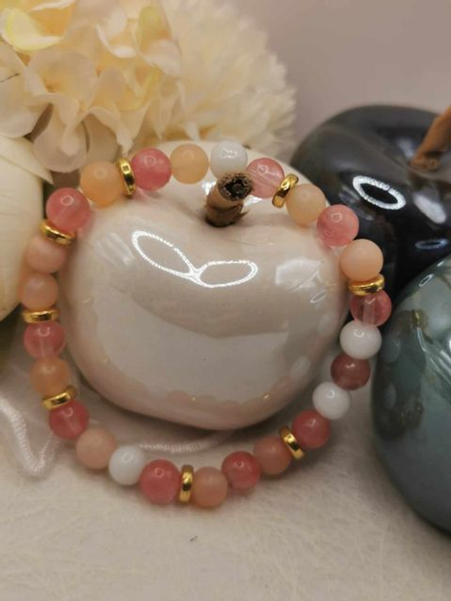 Bracelet Douceur Pastel en Jade Blanc, Jade Rose Pêche et Quartz Cerise – Perles de 6 mm avec Entretoises Dorées