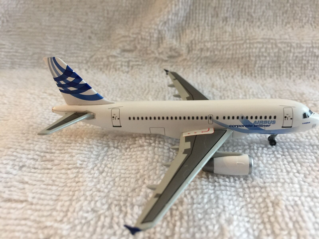 Airbus A319 Corporate Jetliner, 1:400