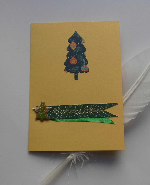 Un joli sapin sur une carte dorée