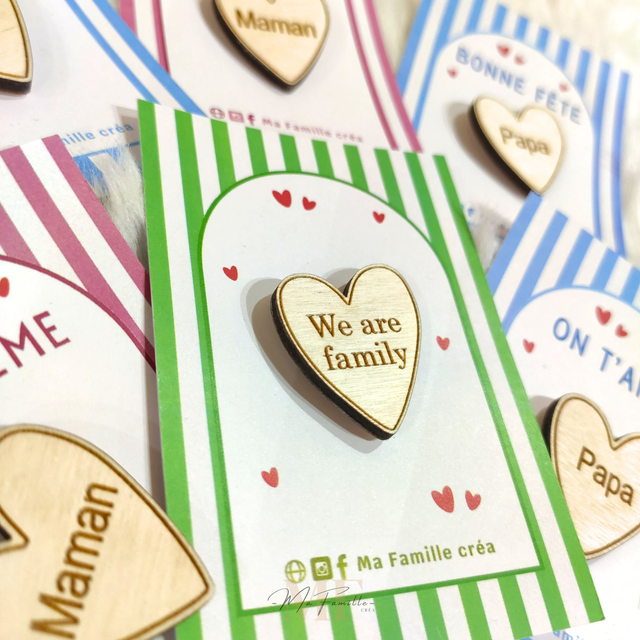 PIN'S en Bois "WE ARE FAMILY"