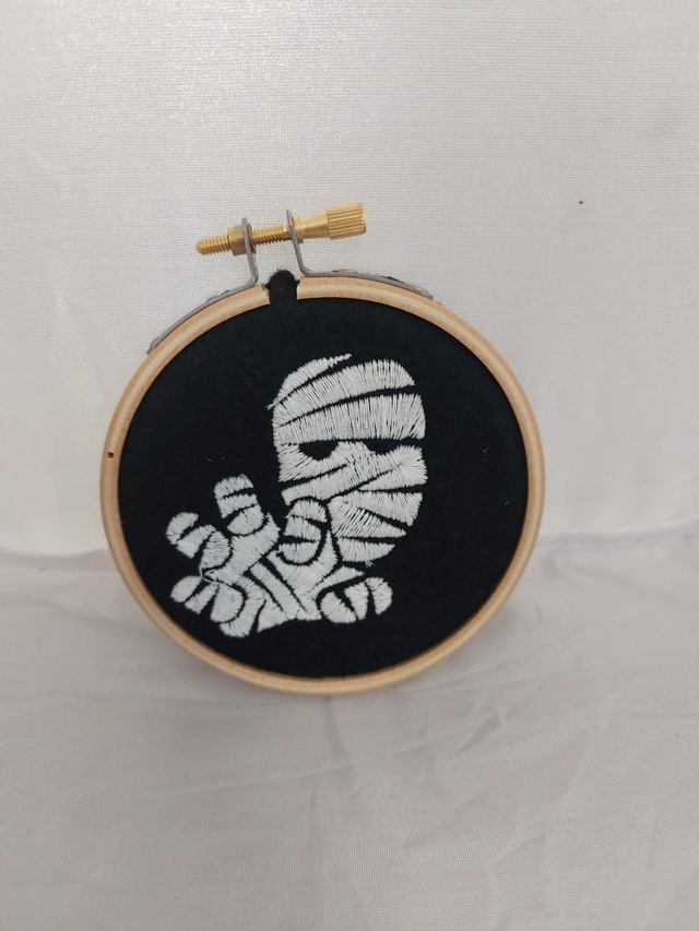 Mummie embroidered frame 