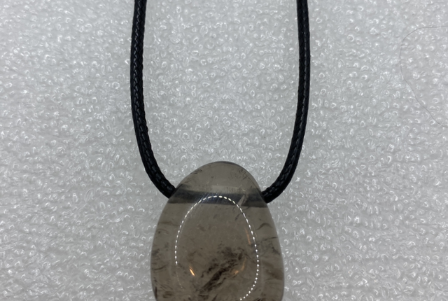Pendentif Galet en Quartz Fumé – Cordon PU