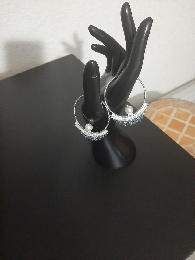 Boucle d&#039;oreilles créole gris argenté en eventail en perle rocaille et perle de verre 	