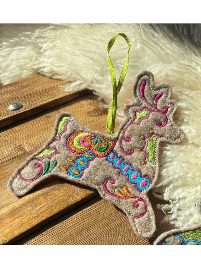 Renne à suspendre en feutrine brodée