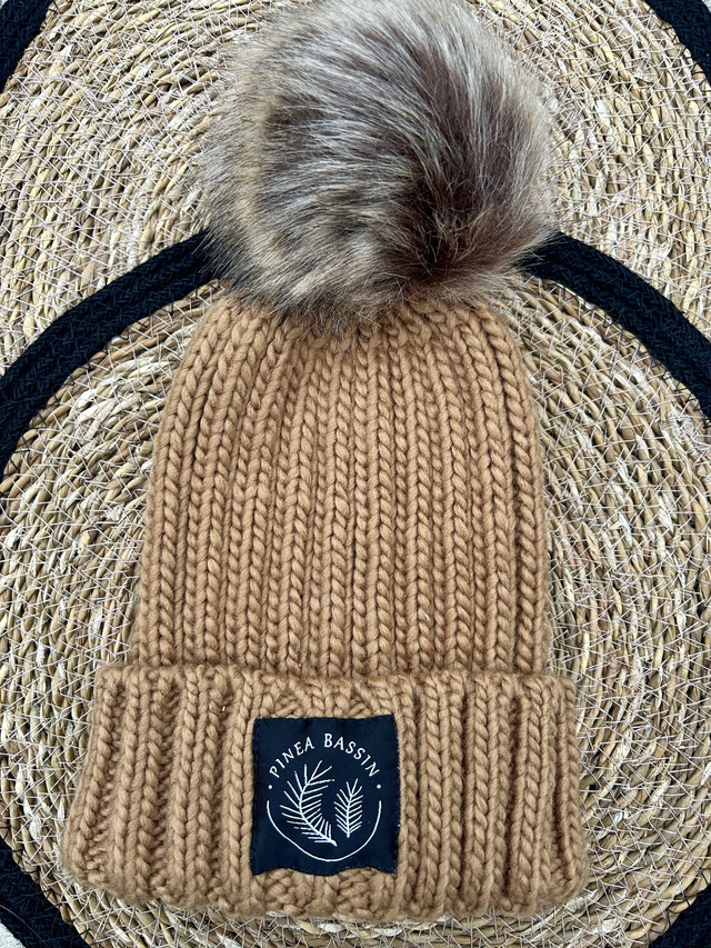 BONNET AVEC POMPON AMOVIBLE CAMEL