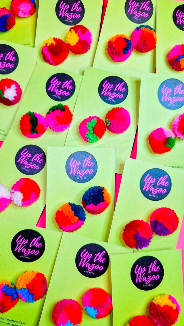 Bestie Pom Poms pampulakorvakorut