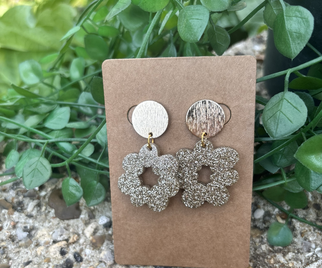 Boucles d’oreilles résine fleur doré avec paillettes 