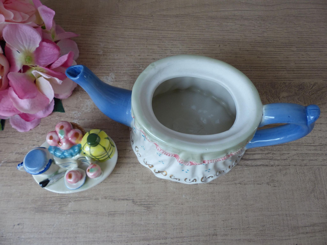 Petite théière décorative en forme de table avec nappe peinte à la main, vintage teapot dressing table, théière décoration cuisine, goûter