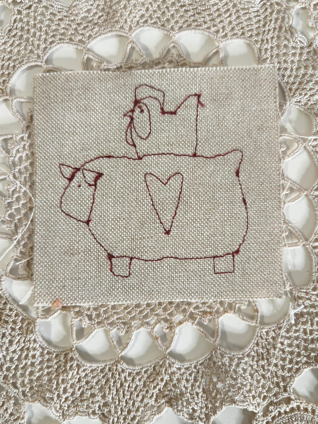 Etiqueta bordada ovelha e galinha