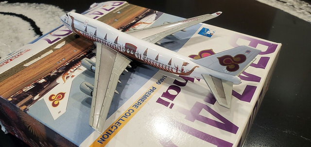 Thai B747-4D7 (HS-TGJ) &quot;Royal Barge&quot;, 1:400