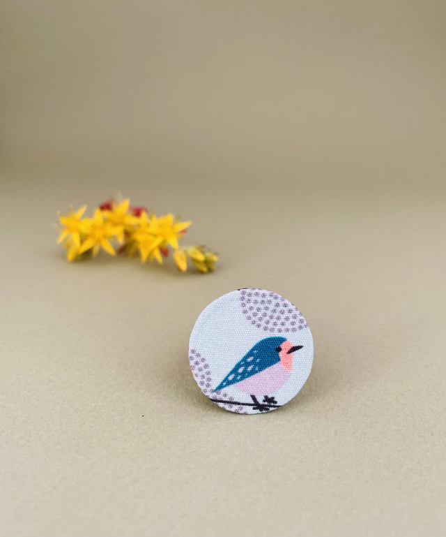 Broche ronde bleue oiseau en carton et tissu imprimé