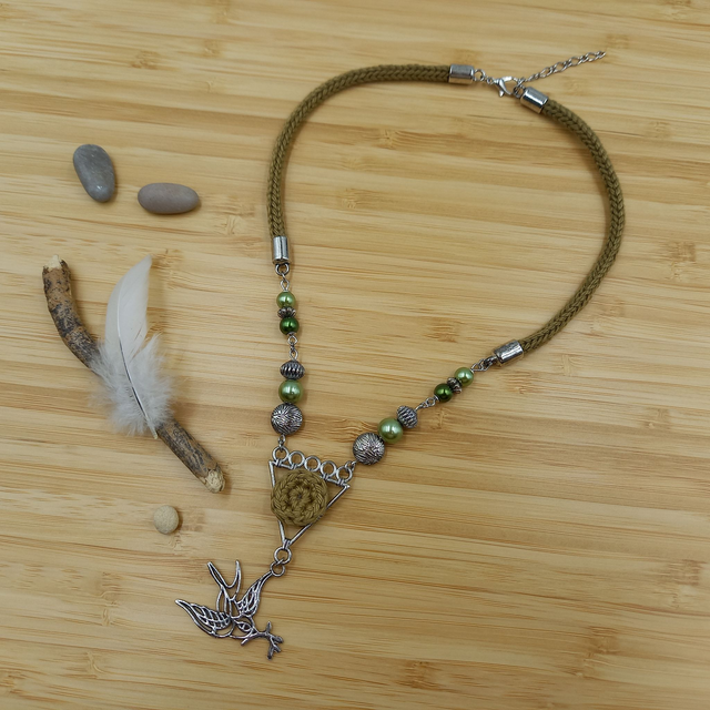 Parure kaki clair et argentée - Collier ras de cou Hirondelle