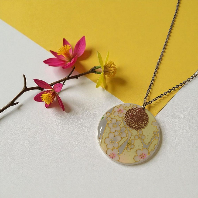 Collier acier inoxydable motifs japonais jaune pastel