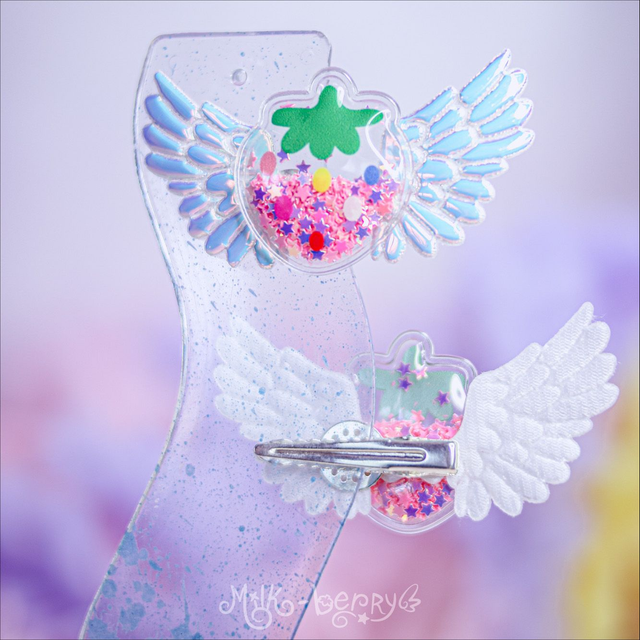 Pince Kawaii Fraise ailée à paillettes