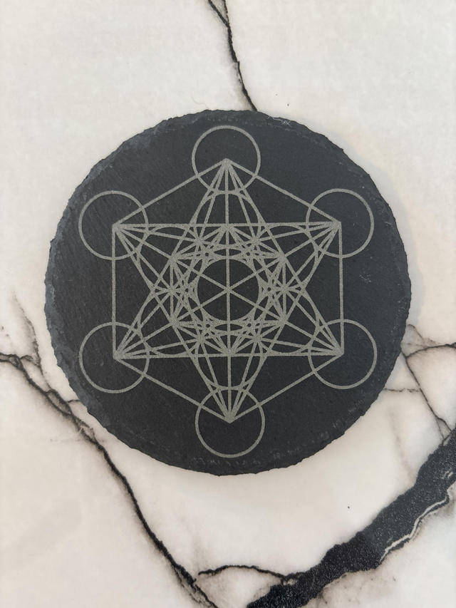 Cube de métatron gravé sur un dessous de verre en ardoise de 10 cm de diamètre