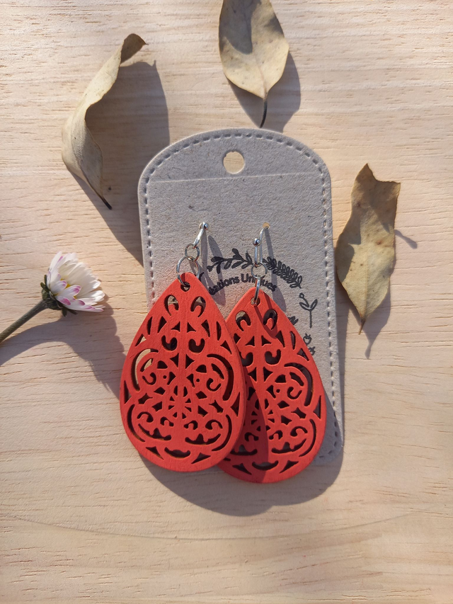 Boucles d&#039;oreilles Bois - arabesques - rouge orangé