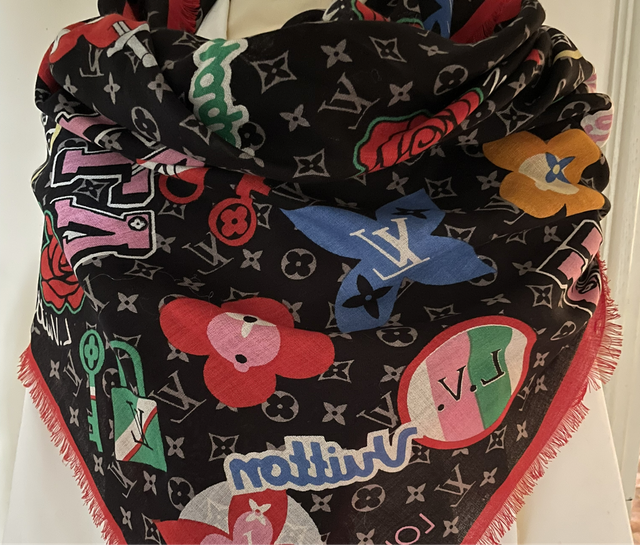 Sjaal 125cm x125 cm zwart rood groen