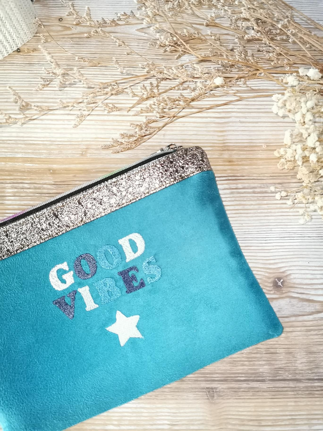 ✨ Pochette "Good Vibes" brodée - Bleu turquoise ✨