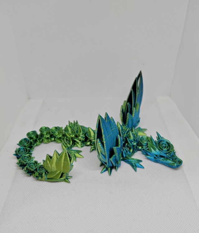 Dragon roses avec ailes