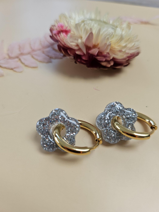 Boucles d&#039;oreilles en résine - Fleurs argentées pailletées 