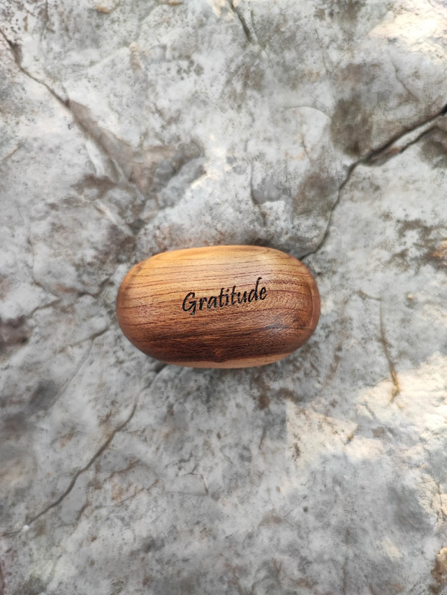 Caillou en Bois d'Amandier "Gratitude"