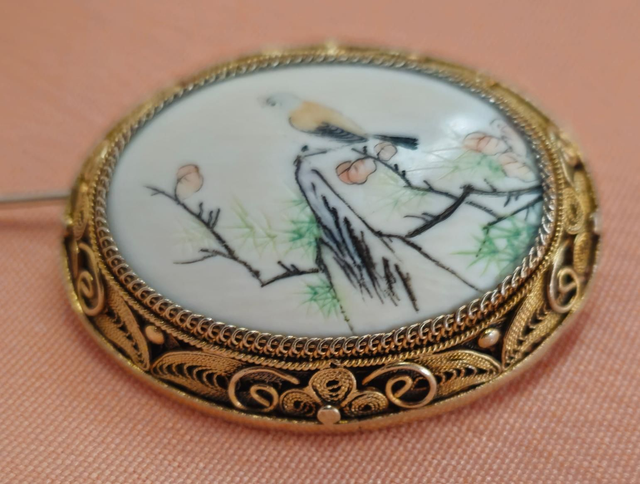 Élégante broche en argent plaqué or décor miniature