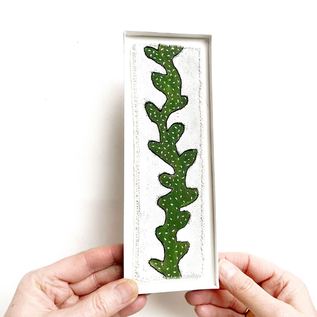 Tableau peint et brodé à motif liane verte