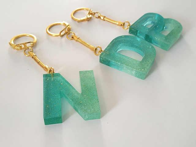 Porte-clés lettre vert translucide pailleté