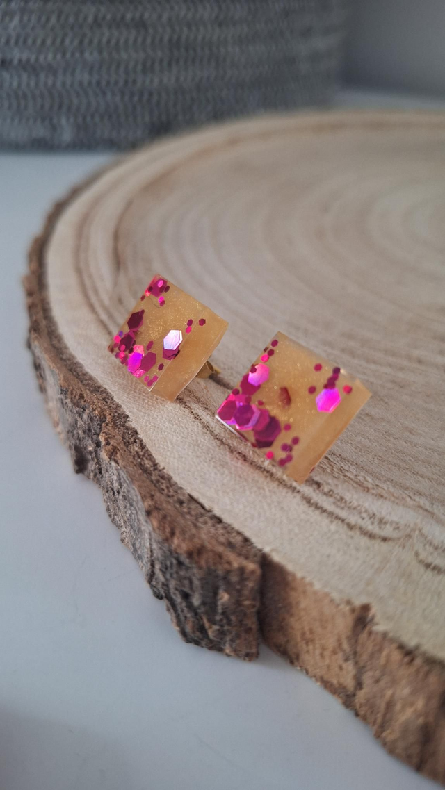 Puces d'oreilles carrées dorées et paillettes roses