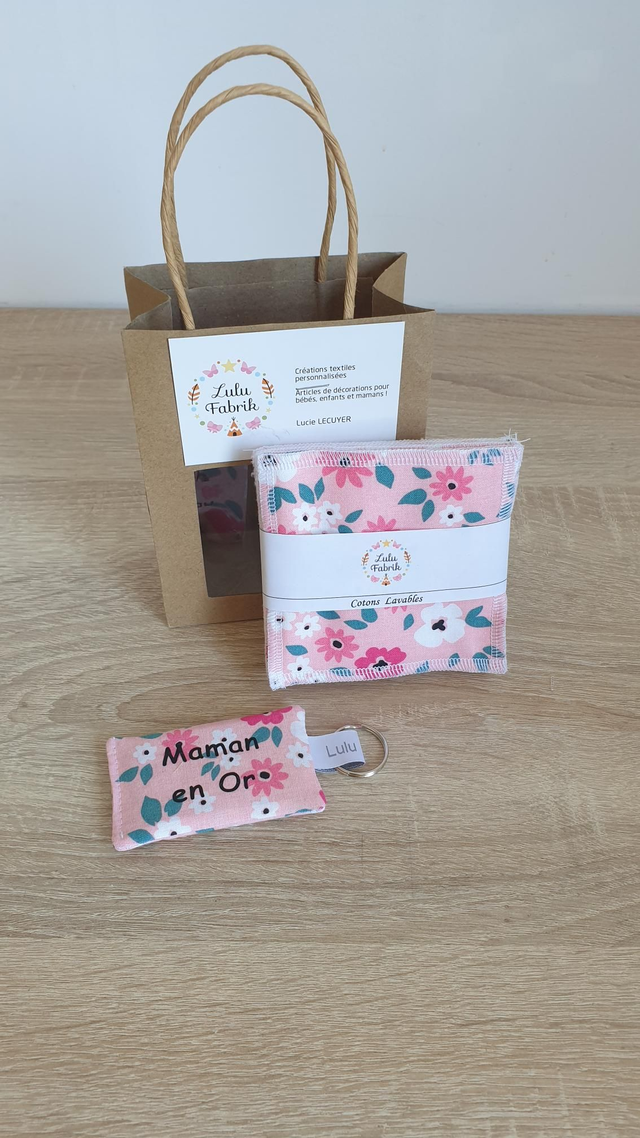 Petit sac avec 7 cotons démaquillants + porte clés fleurs rose