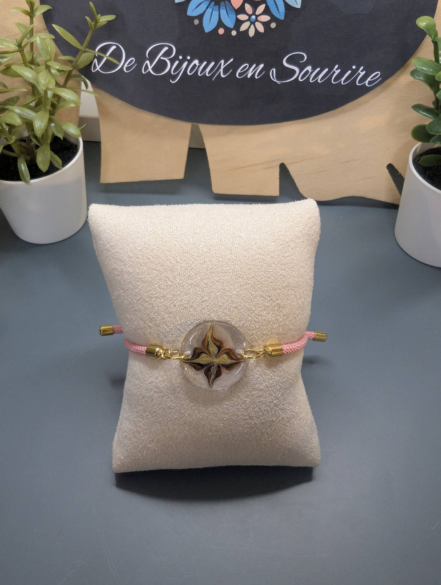 Bracelet corde ajustable rose et pendentif rond en résine.