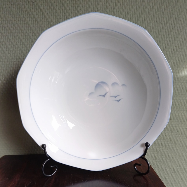 Winterling | Diepe Serveerschaal (diameter 23,5 cm | hoogte 6,0 cm) 10 kantige vorm Wit met blauwe bies &#039;Wolk en Vogels&#039; | Vintage