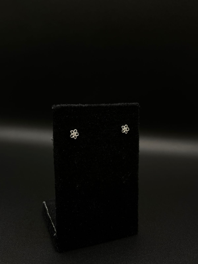 Brinco infantil flor vazada com zircônia