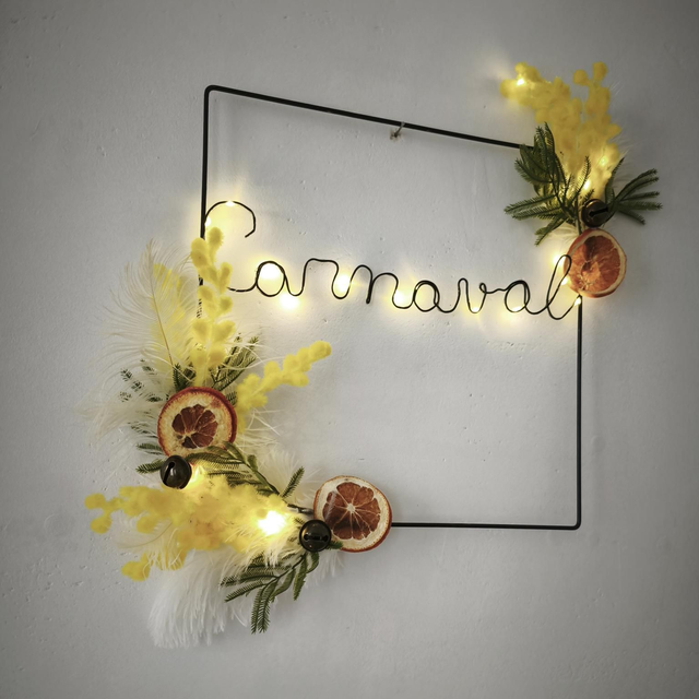 Décoration Carnaval – Couronne carrée à accrocher avec guirlande LED, plumes & oranges séchées