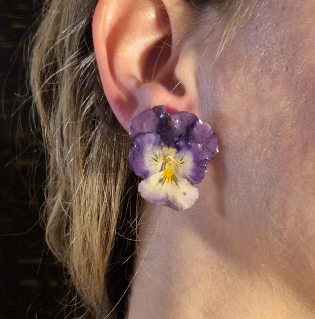 Boucles d’oreilles Pensées – Bijoux floraux faits main en résine brillante