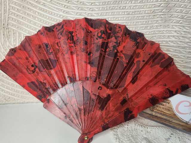 Eventail rouge et noir