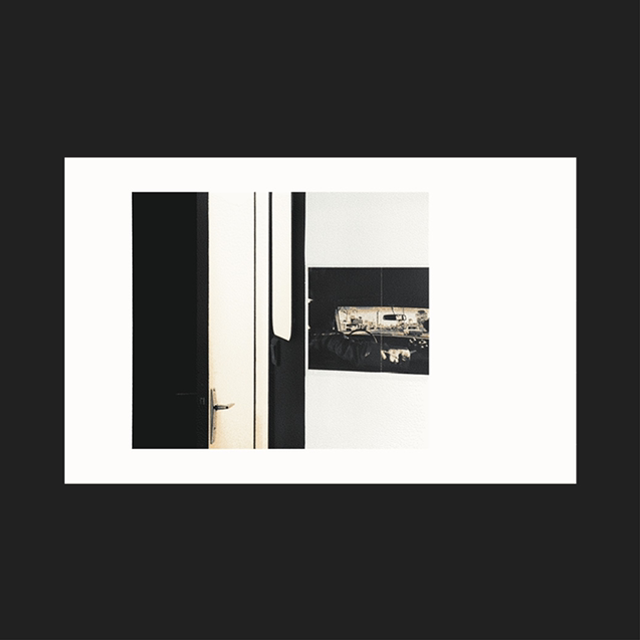 Les Vues, Le couloir (Noir bleuté et ocre)