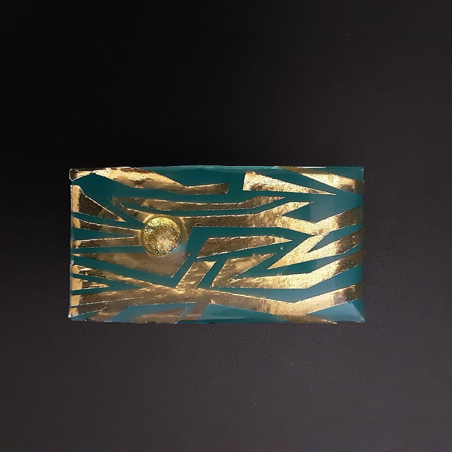 Broche rectangle collection élégance-fond bleu canard-décor graphique or et cabochon or