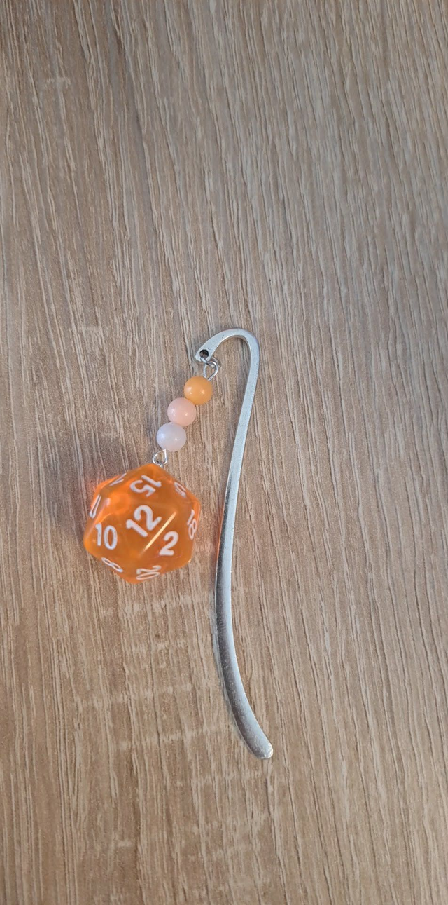 Marque-page en métal avec dé 20 faces orange