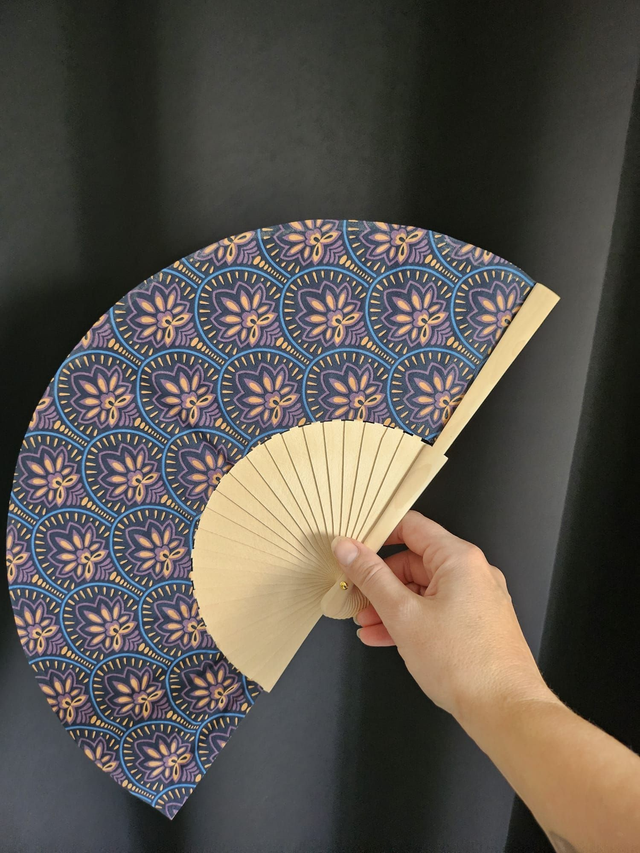 Eventail tissu fait main - lotus 