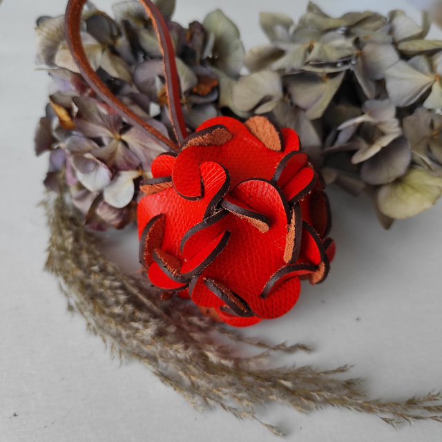 Fleur d&#039;hortensia en cuir à suspendre 