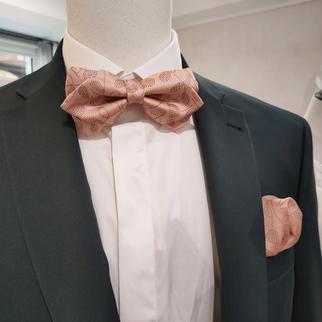 Nœud papillon pointe fleurs saumon
