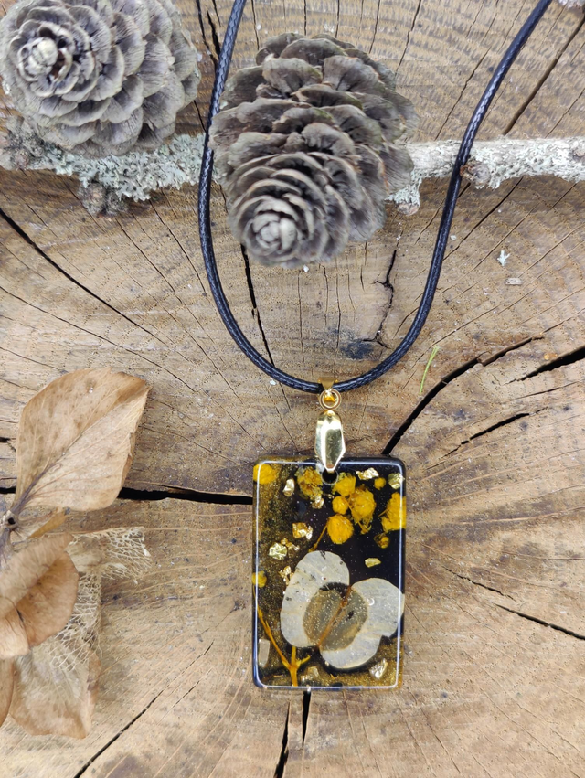 Pendentif 'La Nuit'' pistil de bégonia et gypsophiles
