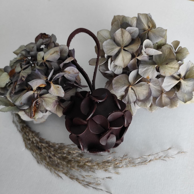 Fleur d'hortensia en cuir à suspendre 