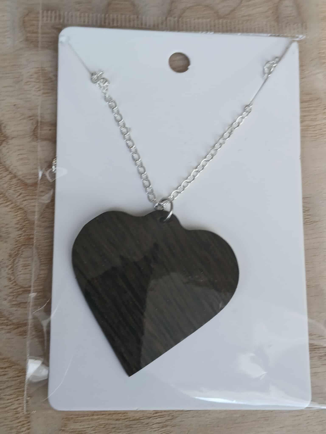 Pendentif cœur en chêne des marais – bijou artisanal en bois